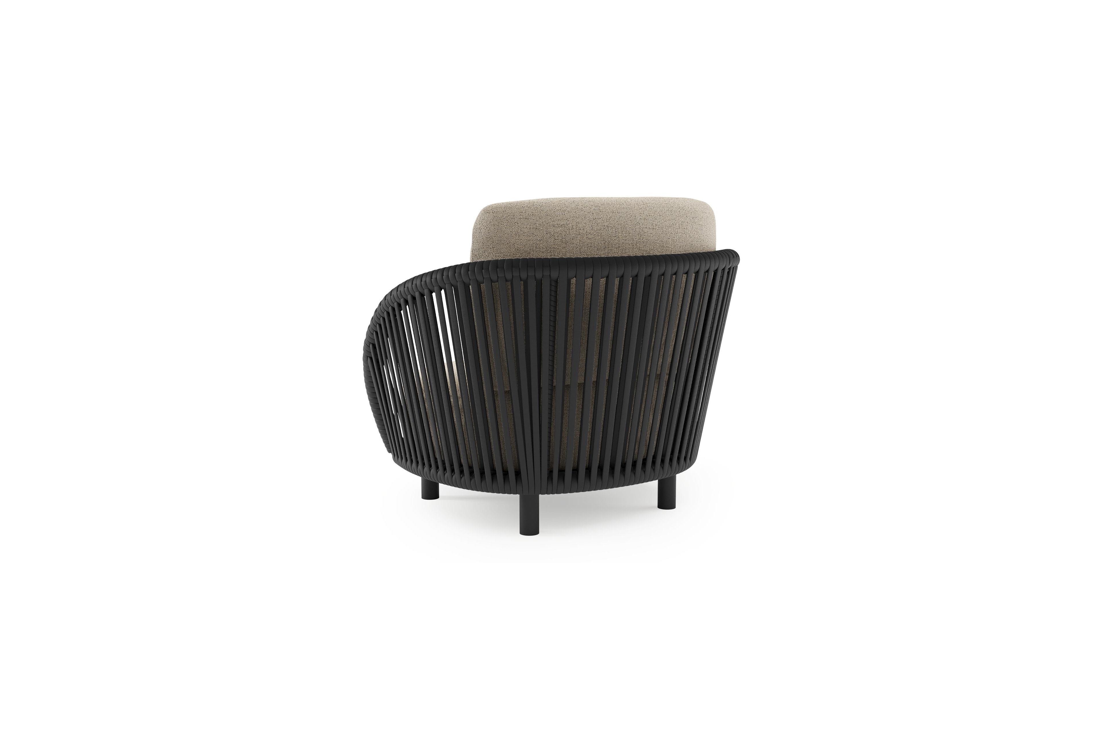 Lupino loungestoel in zwart aluminium en zwart verticaal geweven luxe vlakke brede rope met marbella beige all weather cosytica kussen