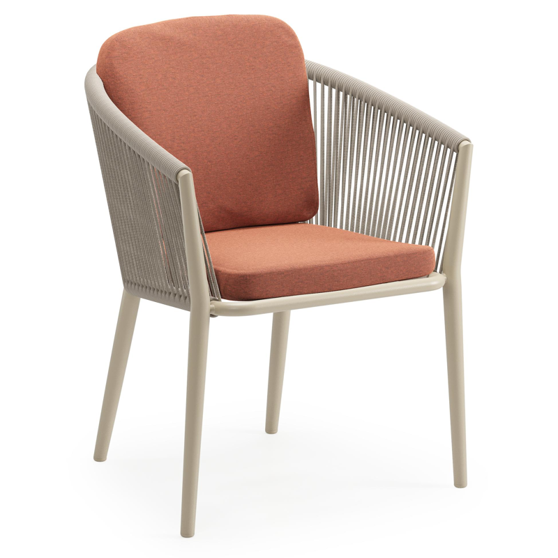 Orso tuinstoel in beige aluminium en beige verticaal geweven ronde rope met luxe zitkussen in All Weather Sunbrella® Luxe Heritage Rust