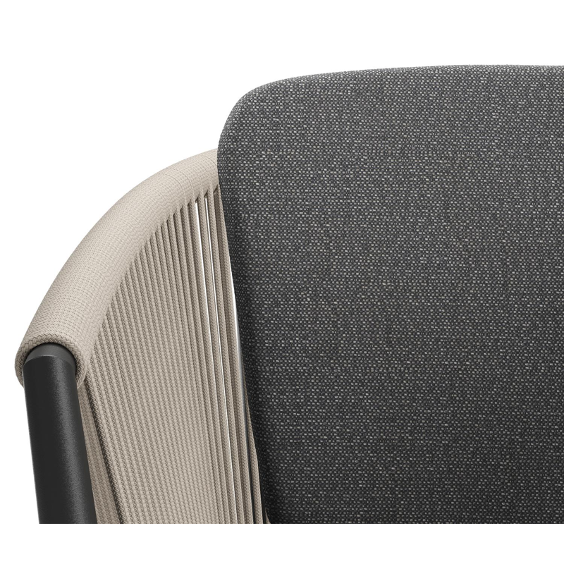 Orso tuinstoel in zwart aluminium en beige verticaal geweven ronde rope met kussen in savane tornado all weather sunbrella® luxe