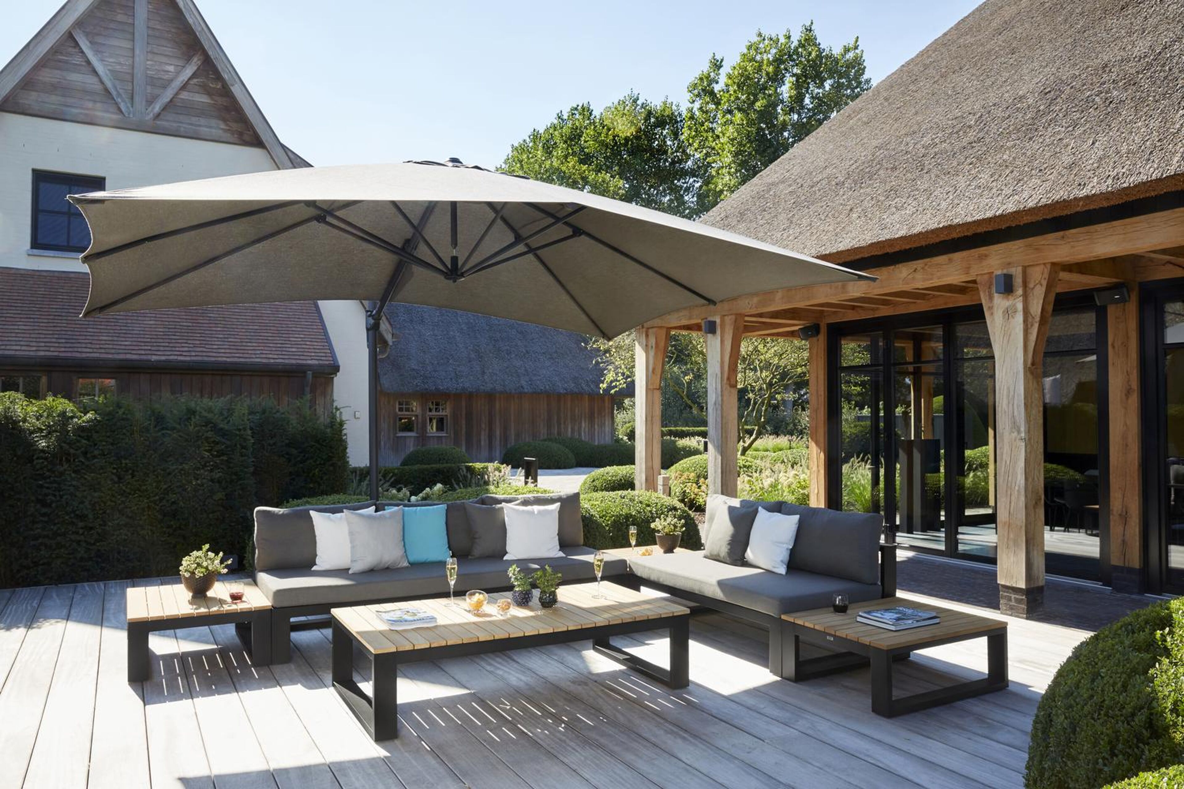 Parasol pendant Rufina en aluminium noir avec toile de parasol en all weather sunbrella® luxe natte dark taupe - Larg1 400 x Larg2 300 cm (sans pied de parasol)