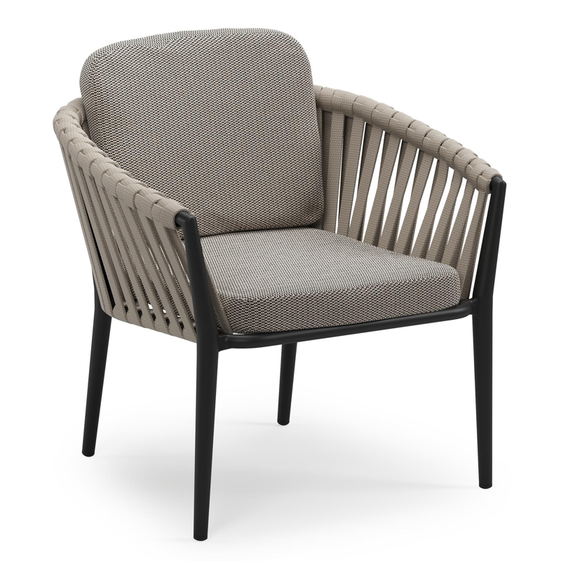 Orso low dining tuinstoel in zwart aluminium en beige verticaal geweven luxe vlakke brede rope met stoelkussen in All Weather Sunbrella® Luxe Lopi Pepper