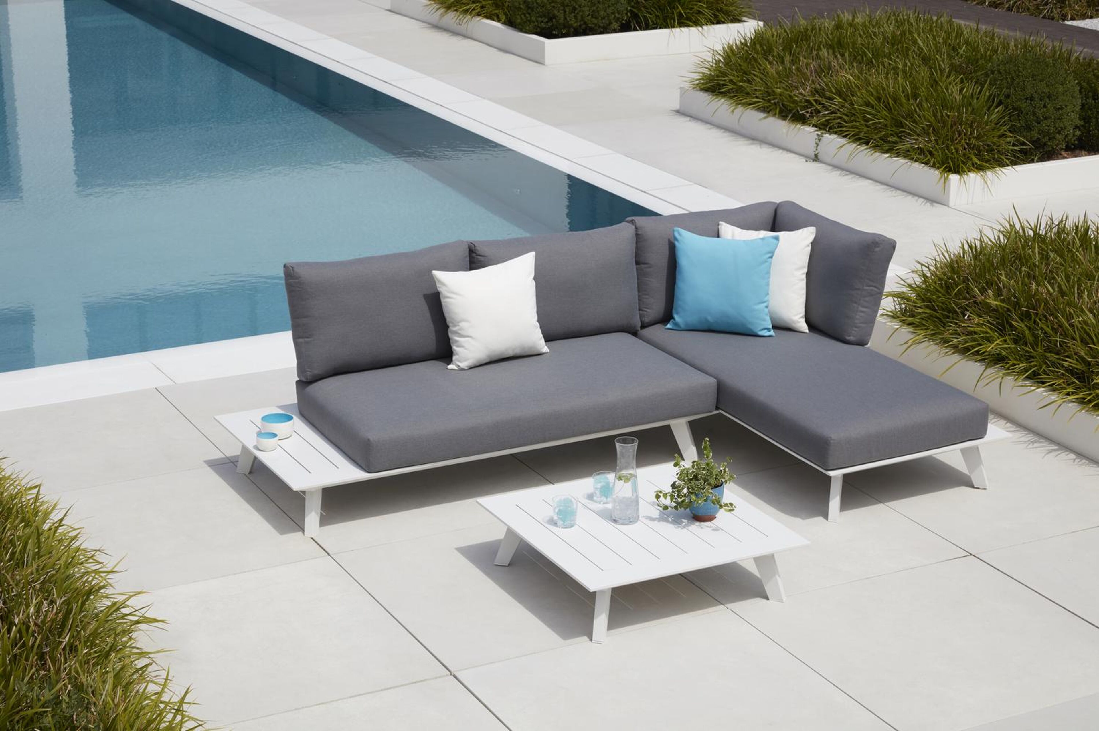 Salon de jardin d'angle Puglia en aluminium blanc avec coussins en weather+ softtouch gris