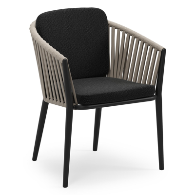 Orso stapelbare tuinstoel in zwart aluminium en beige verticaal geweven luxe vlakke brede rope met stoelkussen in All Weather Sunbrella® Luxe Lopi Baribal