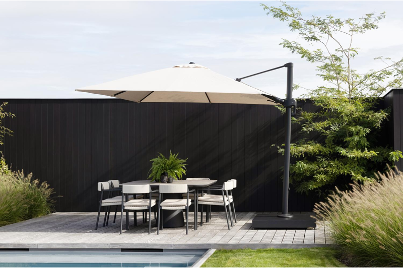 Rufina zweefparasol met tiltfunctie in zwart aluminium met beige all weather sunbrella® premium parasoldoek - L1: 300 x L2: 300 cm (met voet)