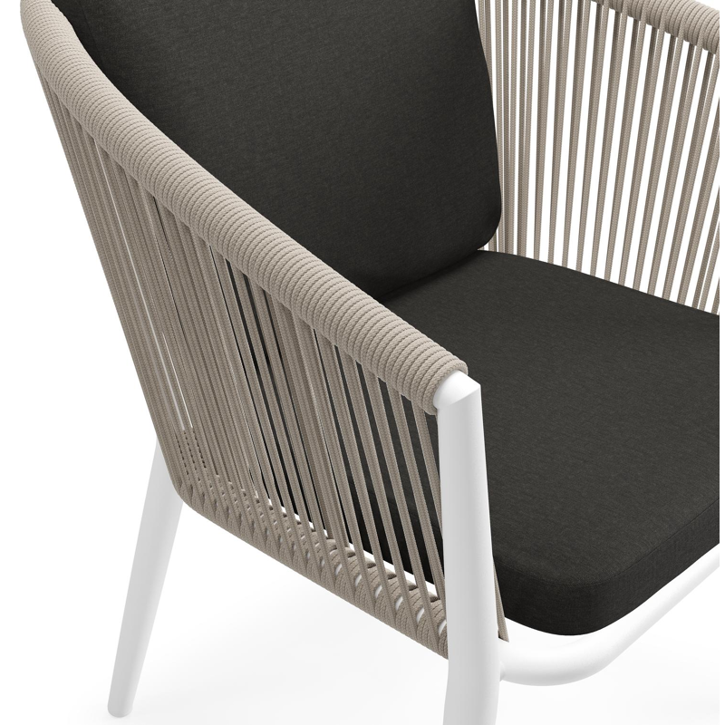 Orso tuinstoel in wit aluminium en beige verticaal geweven ronde rope met luxe zitkussen in All Weather Sunbrella® Luxe Heritage Char