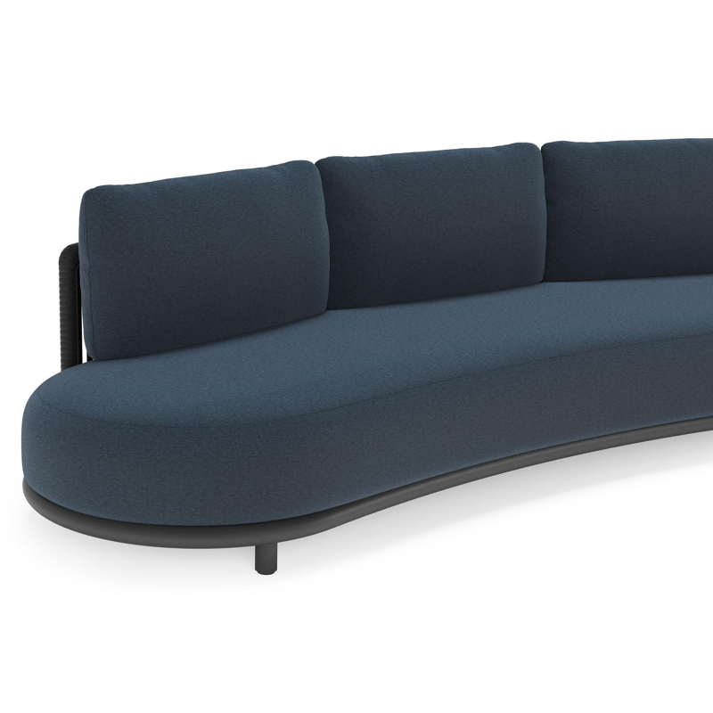 Lomano loungebank in zwart aluminium en zwart verticaal geweven luxe vlakke rope met heritage indigo All Weather Sunbrella® luxe kussen
