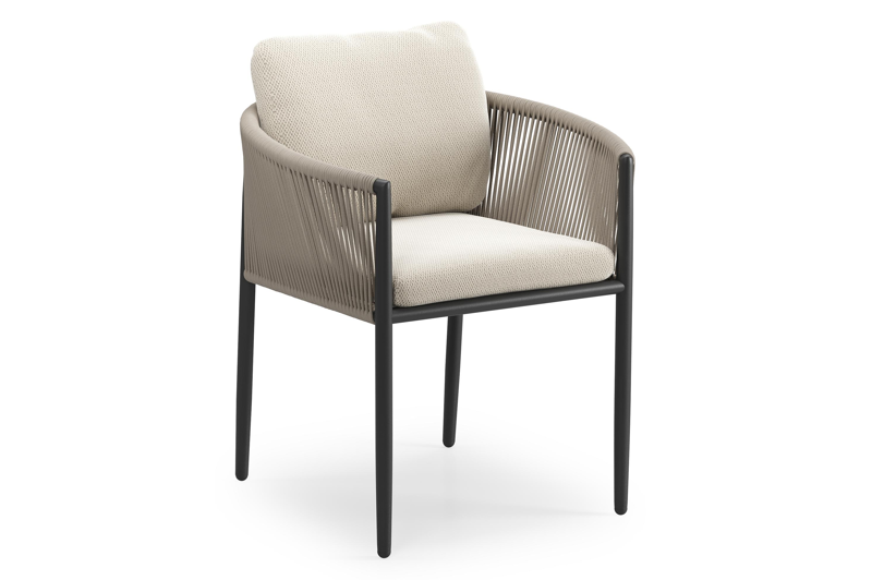 Organo tuinstoel in zwart aluminium en zwart verticaal geweven luxe vlakke rope met stoelkussen in All Weather Sunbrella® Luxe Lopi Marble