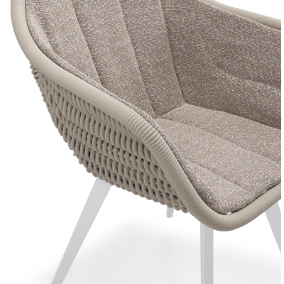 Chaise de jardin Pagino en aluminium blanc et corde ronde tissée verticalement beige avec coussin en All Weather Sunbrella® Luxe Wander Manioc