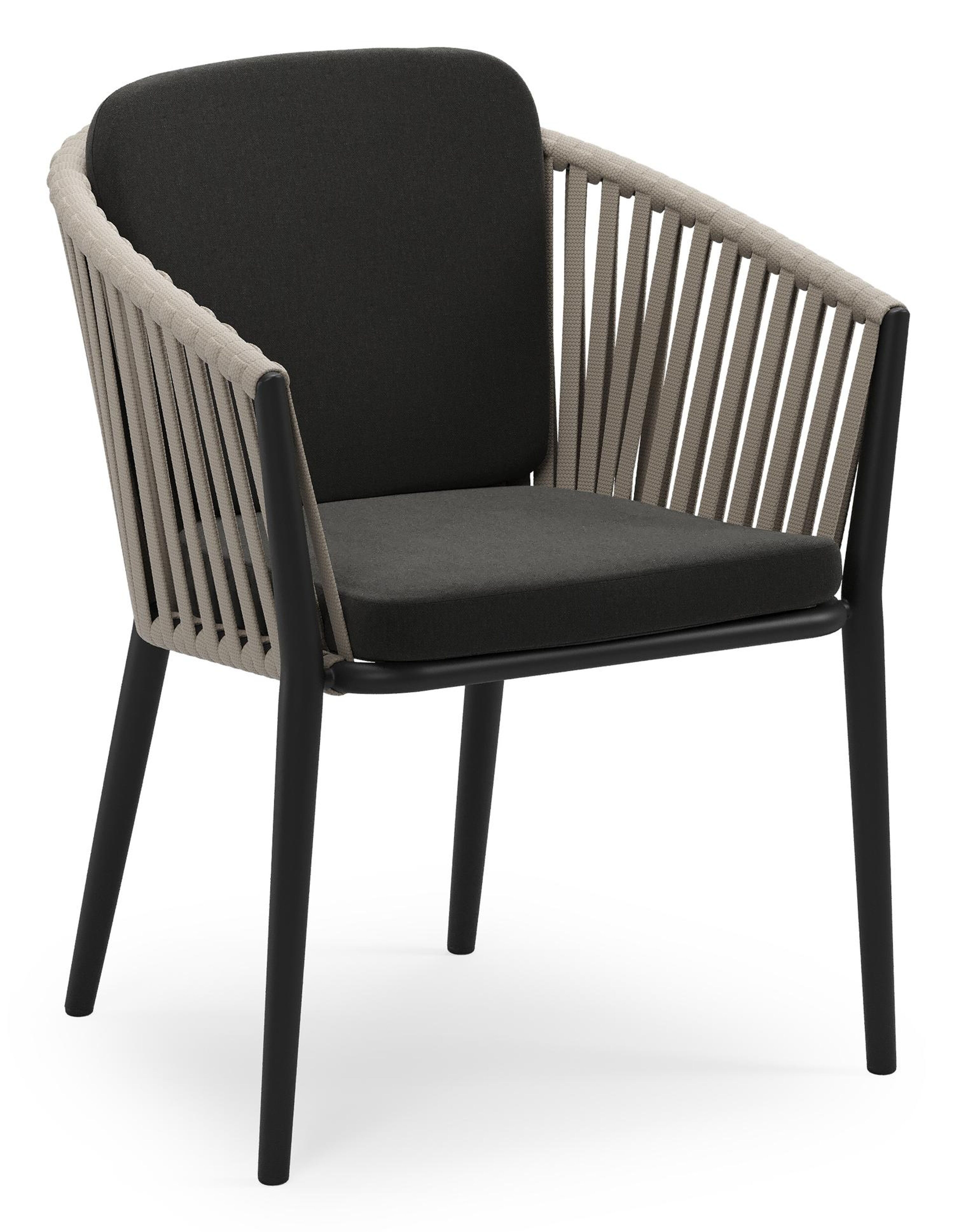 Chaise de jardin empilable Orso en aluminium noir et corde large plate de luxe tissée verticalement beige avec coussin en All Weather Sunbrella® Luxe Natte Sooty