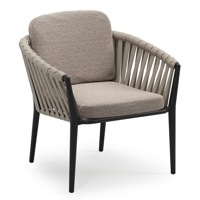 Orso low dining tuinstoel in zwart aluminium en beige verticaal geweven luxe vlakke brede rope met stoelkussen in All Weather Sunbrella® Luxe Wander Manioc
