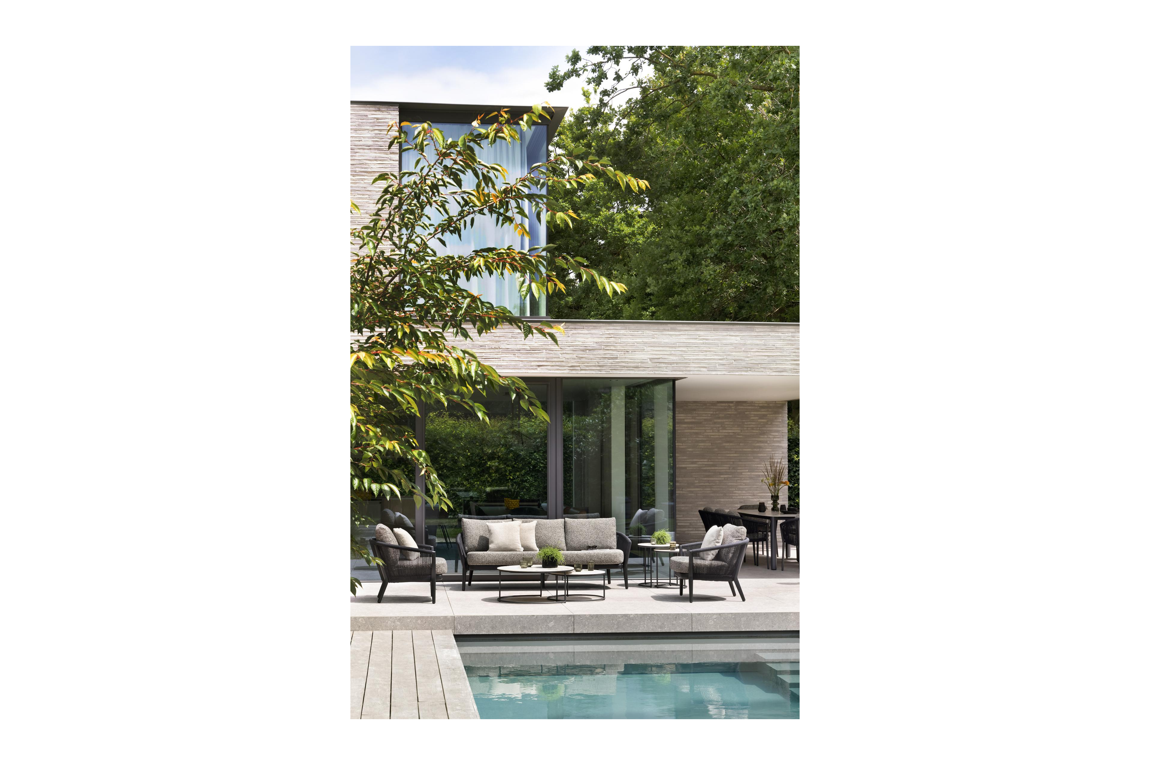 Orso loungeset in zwart aluminium en zwart verticaal geweven ronde rope met Chartres Sooty all weather sunbrella® luxe kussen