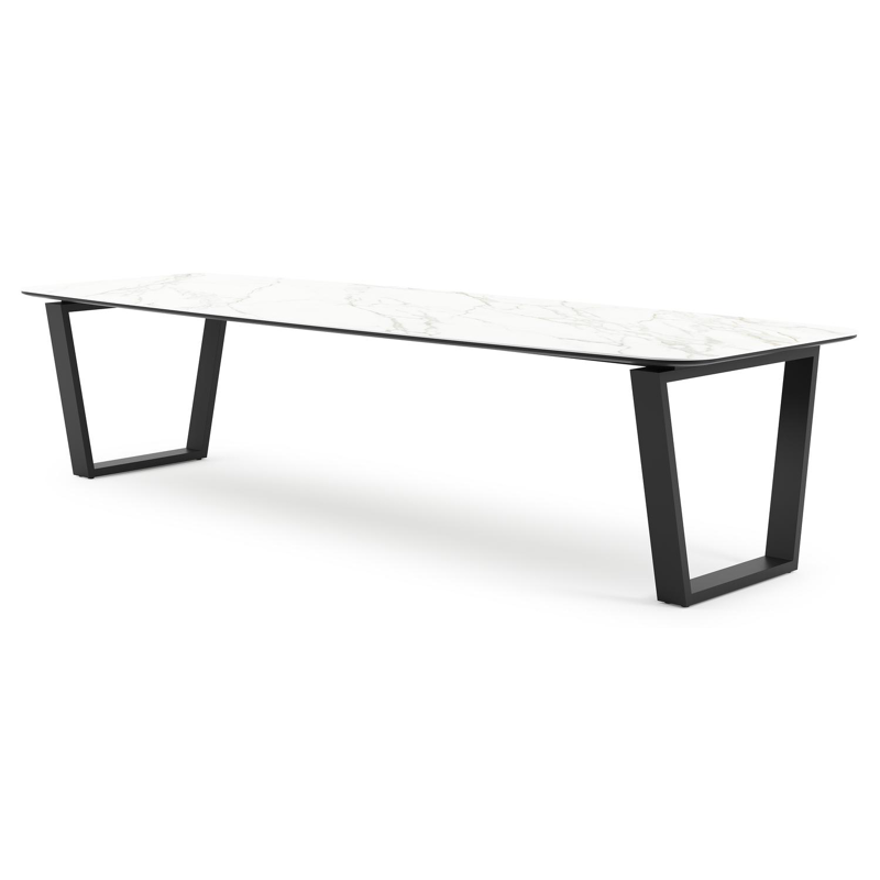 Table de jardin Pagino forme de bateau en aluminium noir et céramique pleine Calacatta - Lg. 315 x Lrg. 115 x Haut. 73 cm