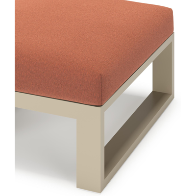 Verato poef in beige aluminium met heritage rust all weather sunbrella® luxe kussen