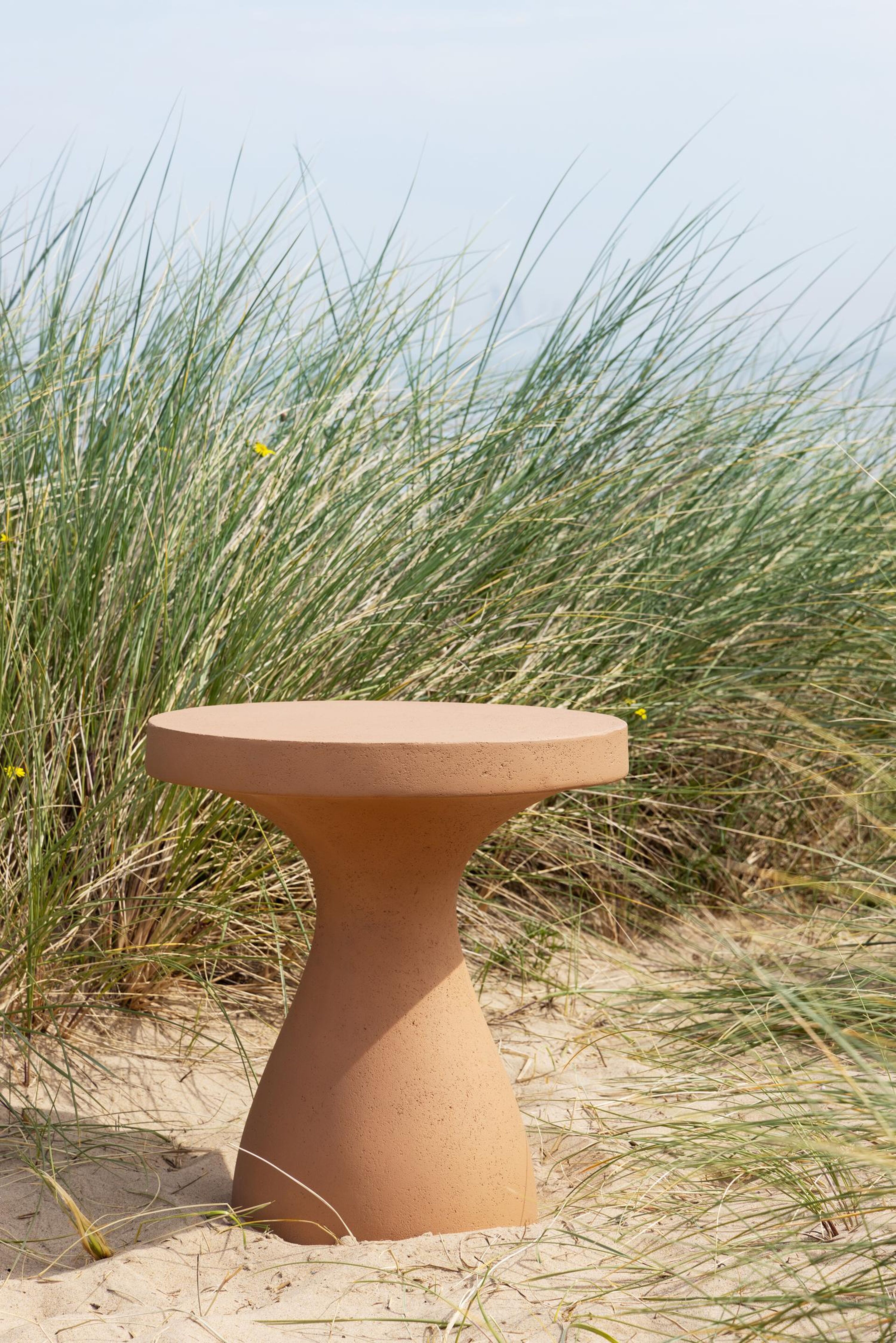 Table d'appoint Lomo en béton brun rouille brun rouille - Diam. 50 x Haut. 54 cm