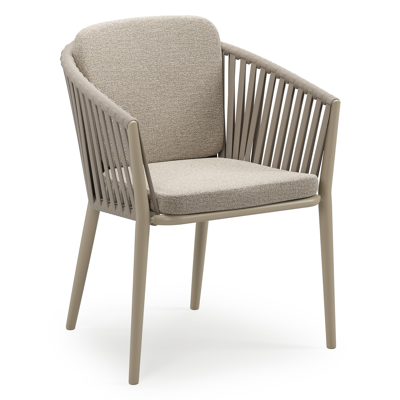 Orso stapelbare tuinstoel in beige aluminium en beige verticaal geweven luxe vlakke brede rope met stoelkussen in All Weather Cosytica Catania Greige