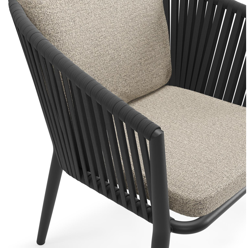 Orso tuinstoel in zwart aluminium en zwart verticaal geweven vlakke rope met luxe zitkussen in All Weather Cosytica Catania Beige