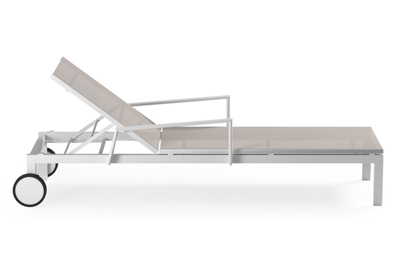 Chaise longue réglabe Caravelle en aluminium blanc et textilène simple beige avec accoudoir