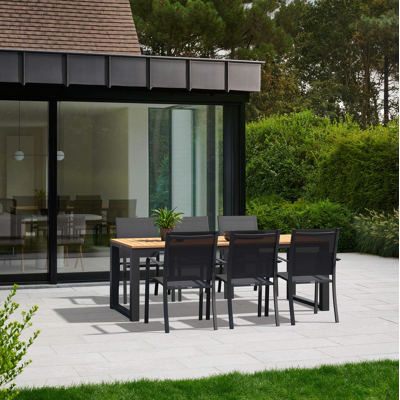 Livo tuinset in zwart aluminium en naturel teak tafelblad met 6 stapelbare Calobra tuinstoelen