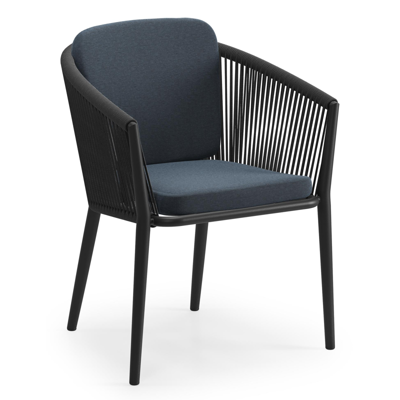 Orso tuinstoel in zwart aluminium en zwart verticaal geweven ronde rope met zitkussen in All Weather Sunbrella® Luxe Heritage Indigo