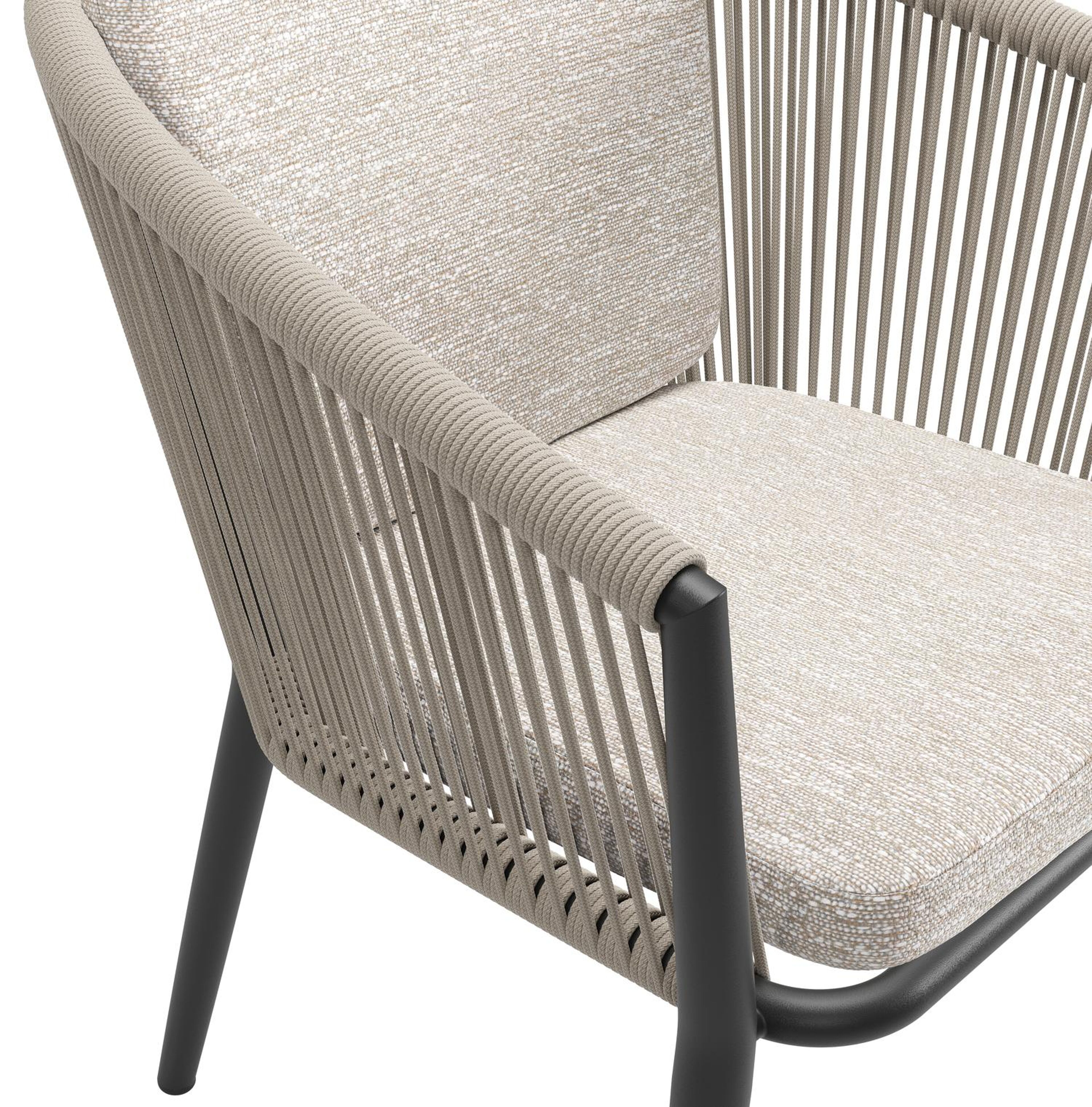 Orso tuinstoel in zwart aluminium en beige verticaal geweven ronde rope met zitkussen in All Weather Sunbrella® Luxe Tundra Sand