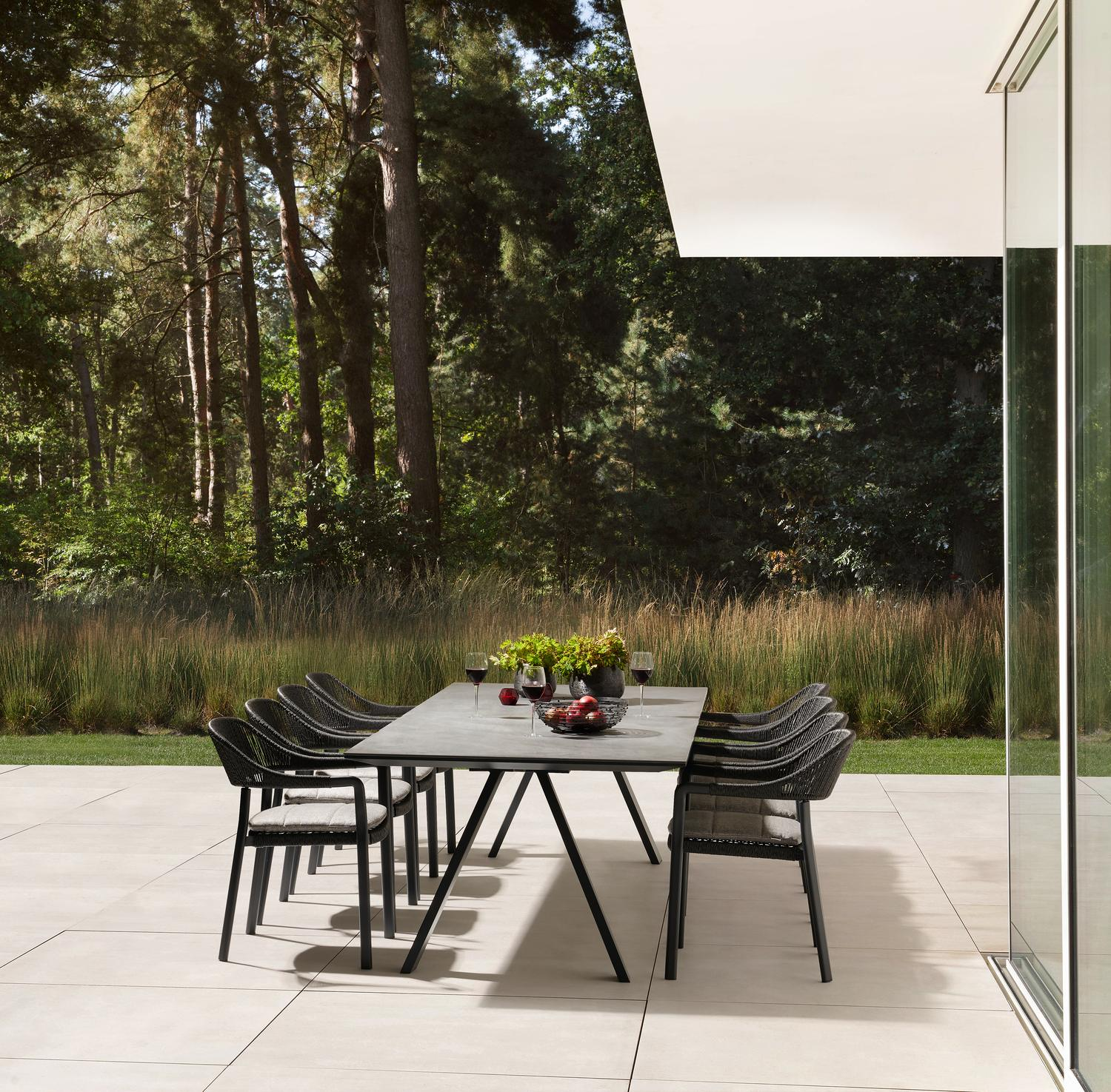 Chaise de jardin empilable Cesano in aluminium noir et résine tressée noir