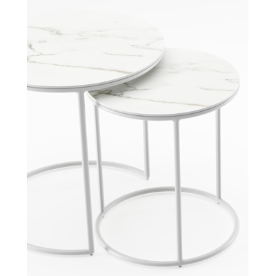 Set van 2 Fano loungetafels in wit aluminium met volkeramiek Calacatta - tafel 1: dia 50 x H 50, tafel 2: dia 40 x H 45 cm