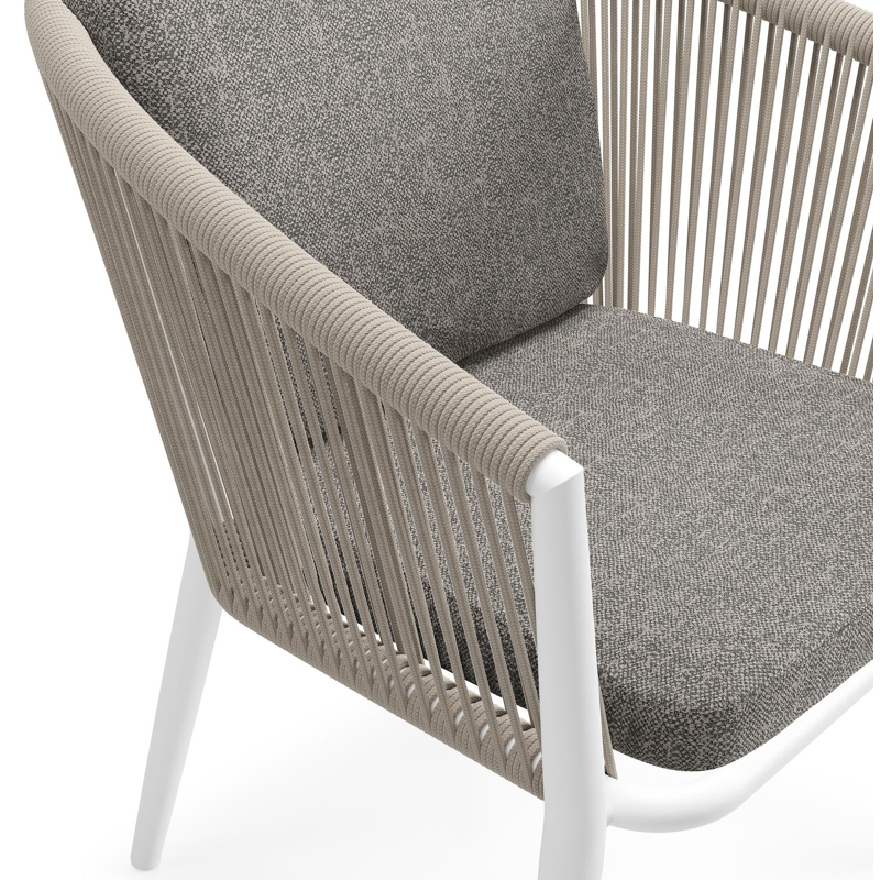 Orso tuinstoel in wit aluminium en beige verticaal geweven ronde rope met luxe zitkussen in All Weather Sunbrella® Luxe Chartres Drizzle
