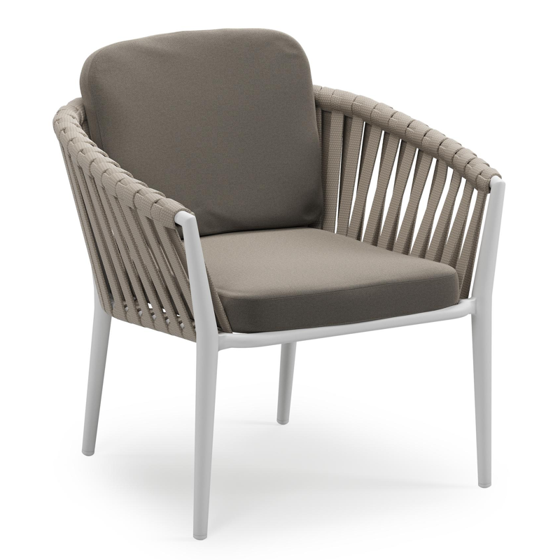 Orso low dining tuinstoel in wit aluminium en beige verticaal geweven luxe vlakke brede rope met stoelkussen in All Weather Sunbrella® Luxe Natte Carbon Beige