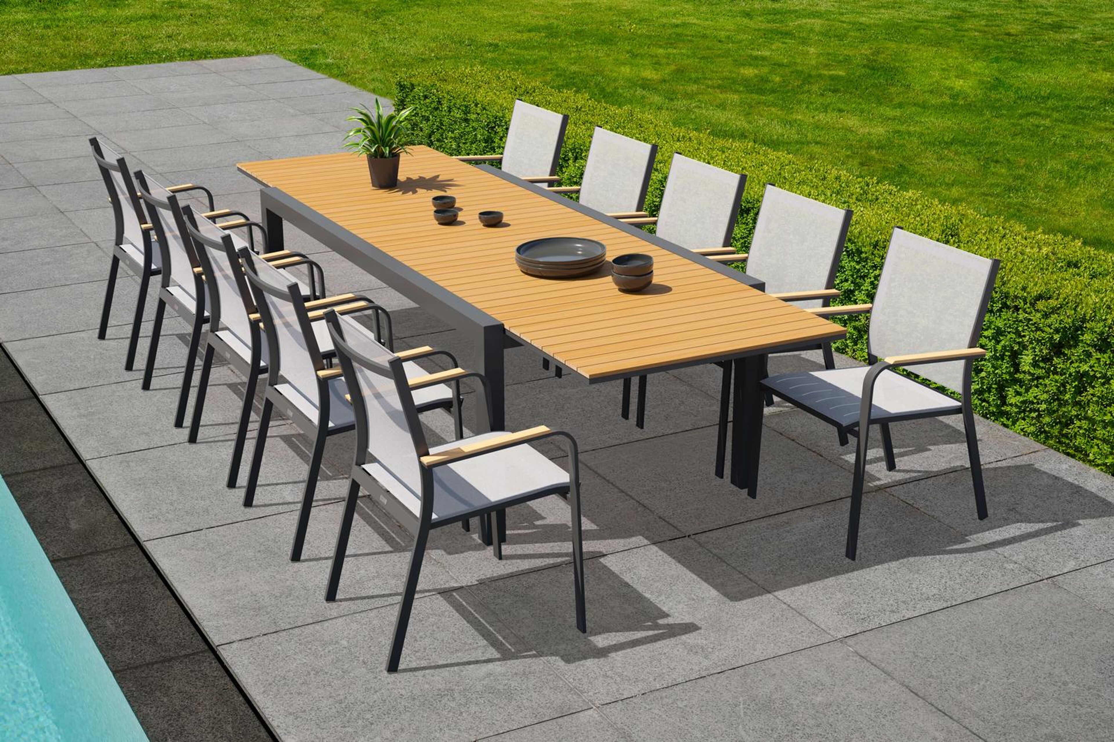 Calobra tuinset met verlengbare tafel in zwart aluminium en naturel teak tafelblad met 10 stapelbare Amalfi tuinstoelen