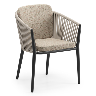 Orso tuinstoel in zwart aluminium en beige verticaal geweven vlakke rope met zitkussen in All Weather Cosytica Bora Jungle