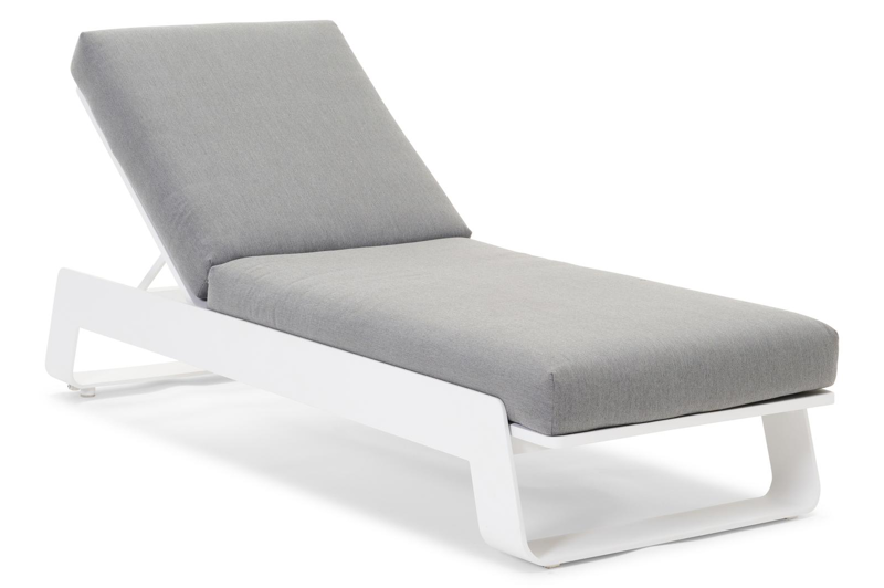 Atessa verstelbaar ligbed in wit aluminium met natte charcoal chine all weather sunbrella® luxe kussen