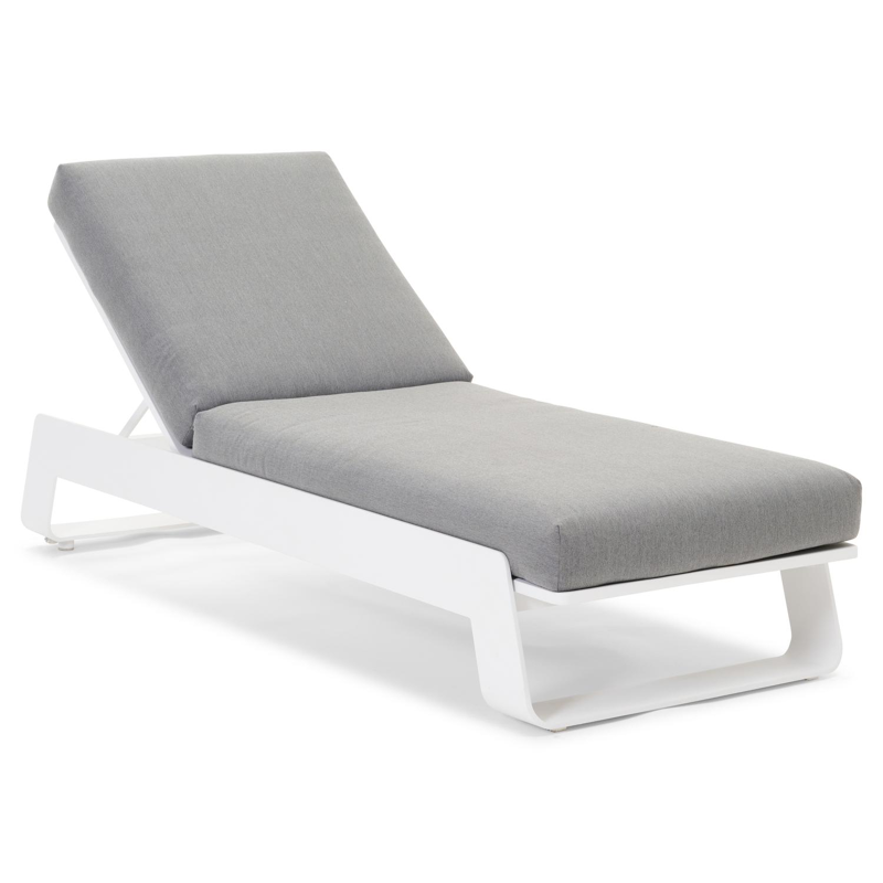 Atessa verstelbaar ligbed in wit aluminium met natte charcoal chine all weather sunbrella® luxe kussen
