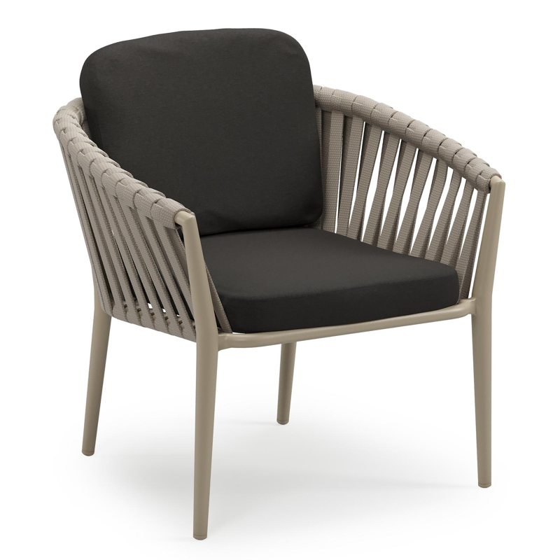 Orso low dining tuinstoel in beige aluminium en beige verticaal geweven luxe vlakke brede rope met stoelkussen in All Weather Sunbrella® Luxe Heritage Char