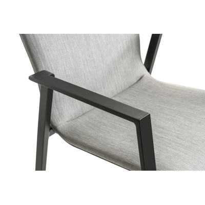 Ensemble de jardin Trente en aluminium noir avec plateau de table en teck Naturel et 8 chaises de jardin empilables Madura