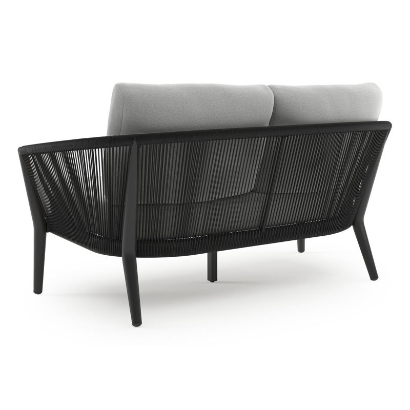 Orso loungebank in zwart aluminium en zwart verticaal geweven ronde rope met Natte Grey Chine all weather sunbrella® luxe kussen