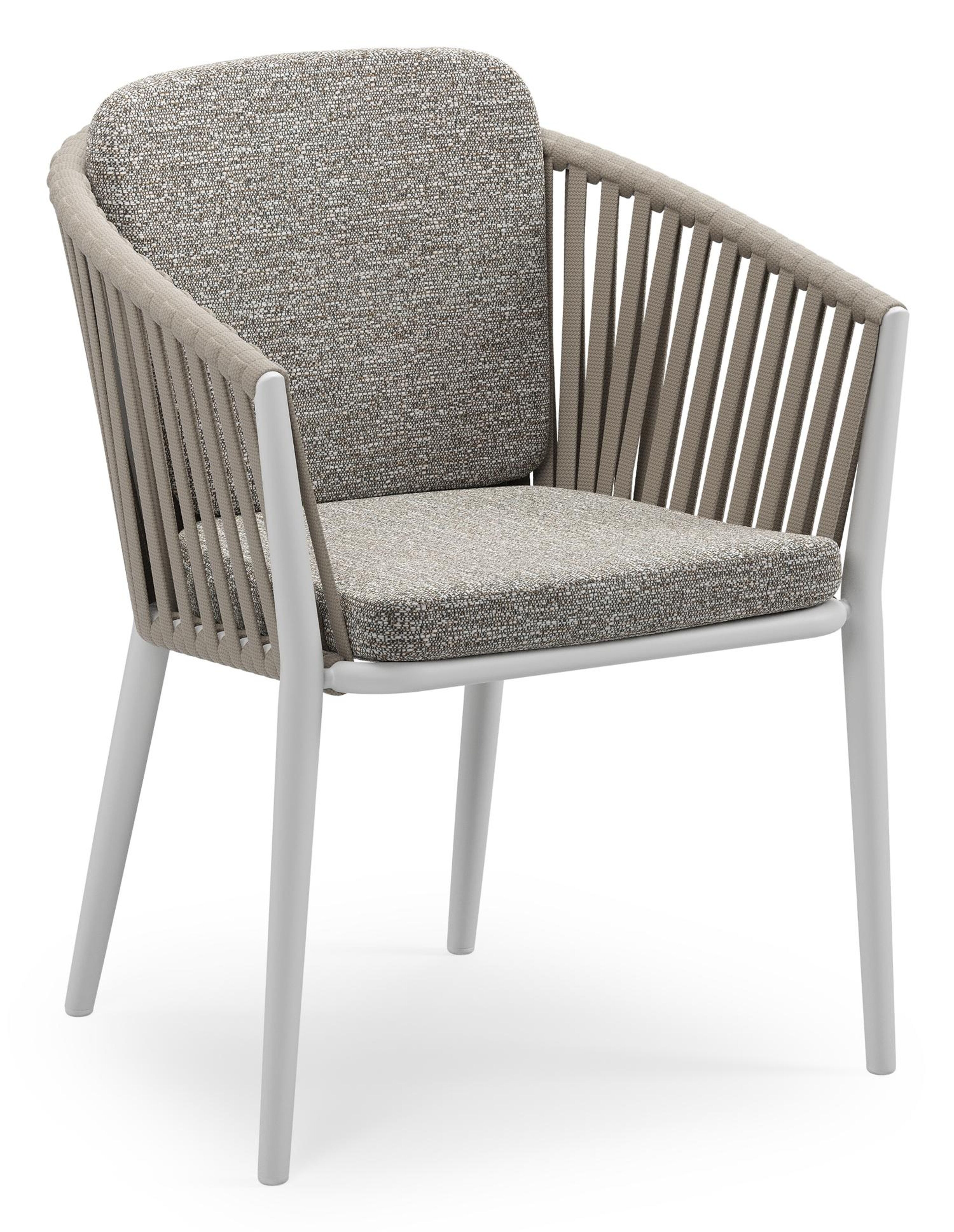 Orso stapelbare tuinstoel in wit aluminium en beige verticaal geweven luxe vlakke brede rope met stoelkussen in All Weather Sunbrella® Luxe Tundra Pepper