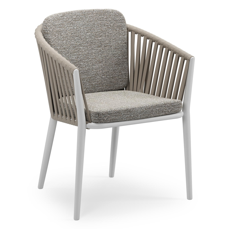 Orso stapelbare tuinstoel in wit aluminium en beige verticaal geweven luxe vlakke brede rope met stoelkussen in All Weather Sunbrella® Luxe Tundra Pepper