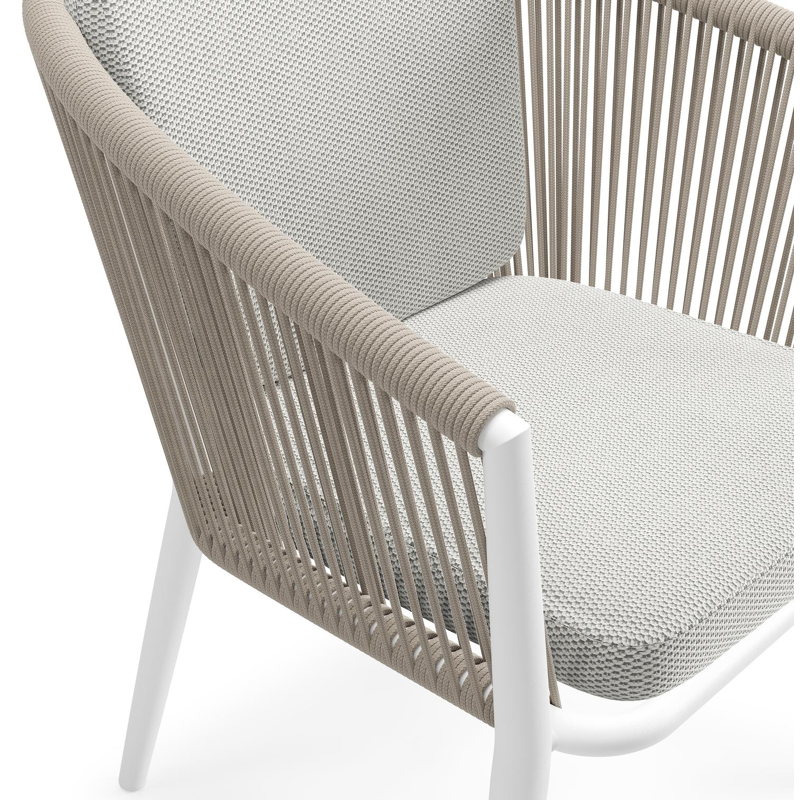 Orso tuinstoel in wit aluminium en beige verticaal geweven ronde rope met zitkussen in All Weather Sunbrella® Luxe Lopi Ash