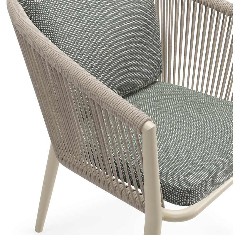 Orso tuinstoel in beige aluminium en beige verticaal geweven ronde rope met luxe zitkussen in All Weather Sunbrella® Luxe Slow Fern