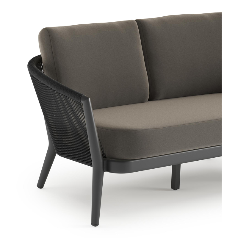 Orso loungebank in zwart aluminium en zwart verticaal geweven ronde rope met Natte Carbon Beige all weather sunbrella® luxe kussen