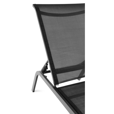 Set van 2 verstelbare acri ligbedden in zwart aluminium en zwart textilene met zwart weather+ softtouch kussen met zwart aluminium bijzettafel 