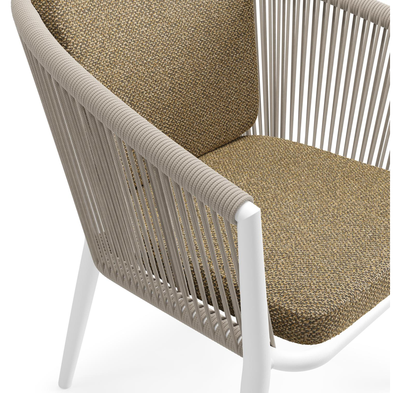 Orso tuinstoel in wit aluminium en beige verticaal geweven ronde rope met zitkussen in All Weather Cosytica Madagascar Walnut