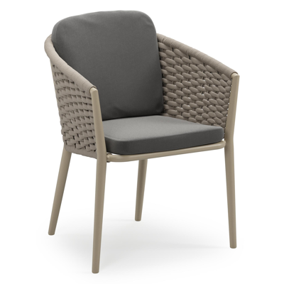Orso stapelbare tuinstoel in beige aluminium en beige horizontaal geweven ronde rope met stoelkussen in All Weather Sunbrella® Luxe Natte Charcoal Chine