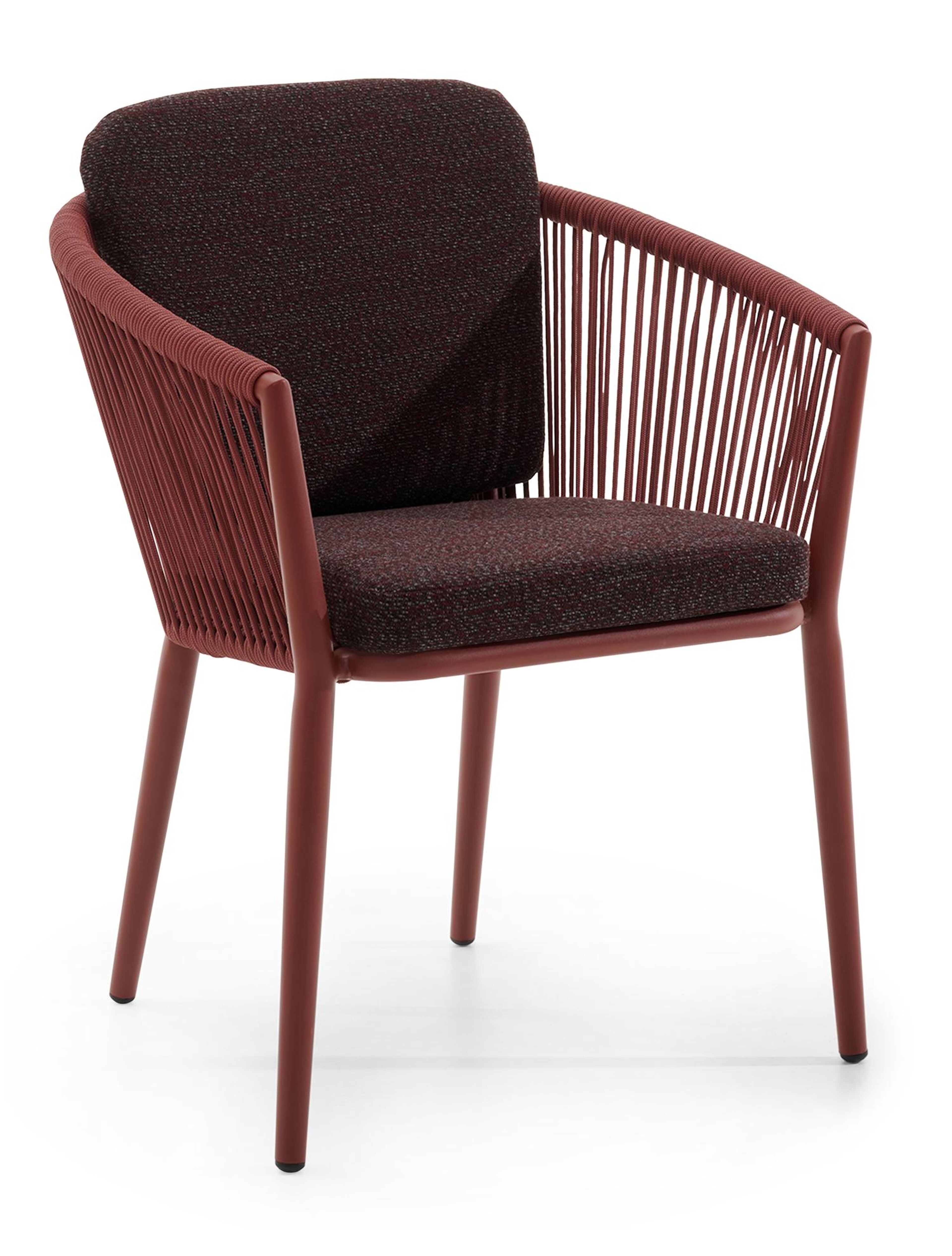 Chaise de jardin empilable Orso en aluminium rouge et corde ronde rouge tissée verticalement avec coussin en All Weather Sunbrella® Luxe Tundra Red
