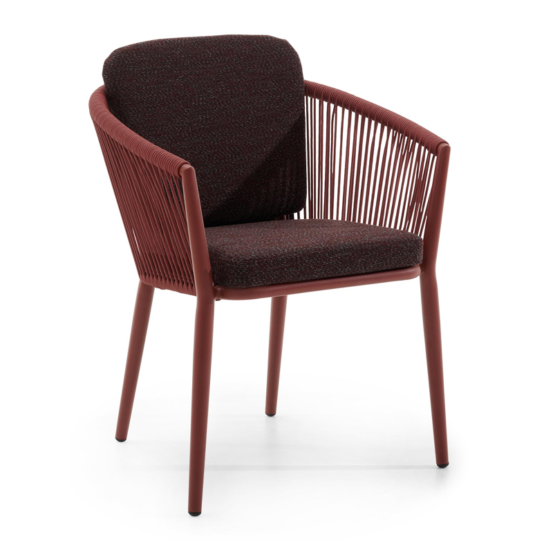 Chaise de jardin empilable Orso en aluminium rouge et corde ronde rouge tissée verticalement avec coussin en All Weather Sunbrella® Luxe Tundra Red