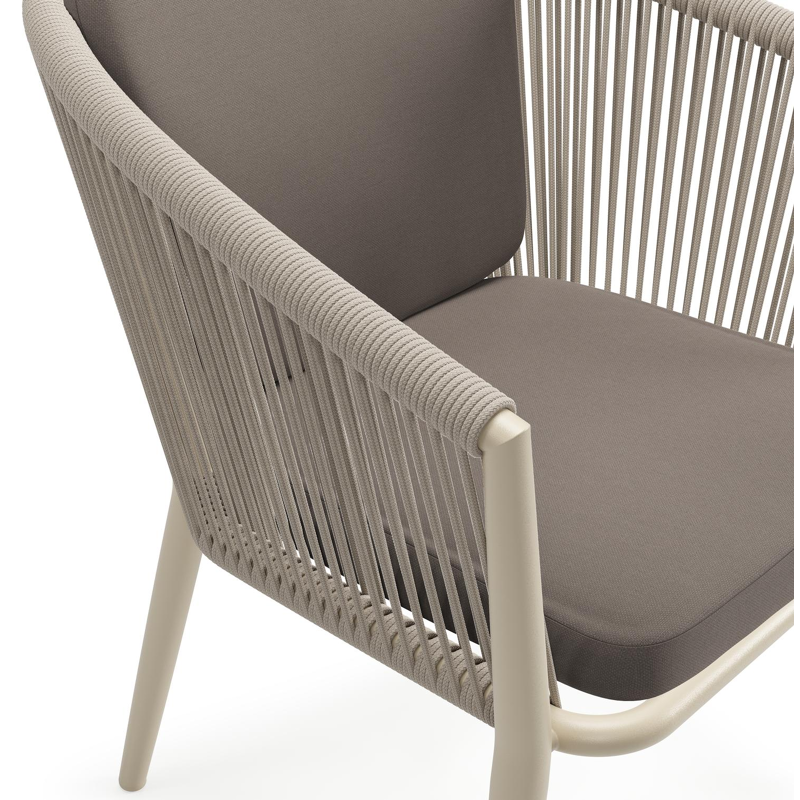 Orso tuinstoel in beige aluminium en beige verticaal geweven ronde rope met zitkussen in All Weather Sunbrella® Luxe Natte Nature Grey
