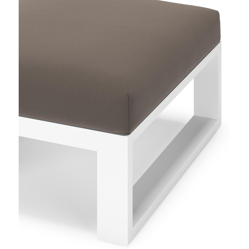 Verato poef in wit aluminium met natte nature grey all weather sunbrella® luxe kussen