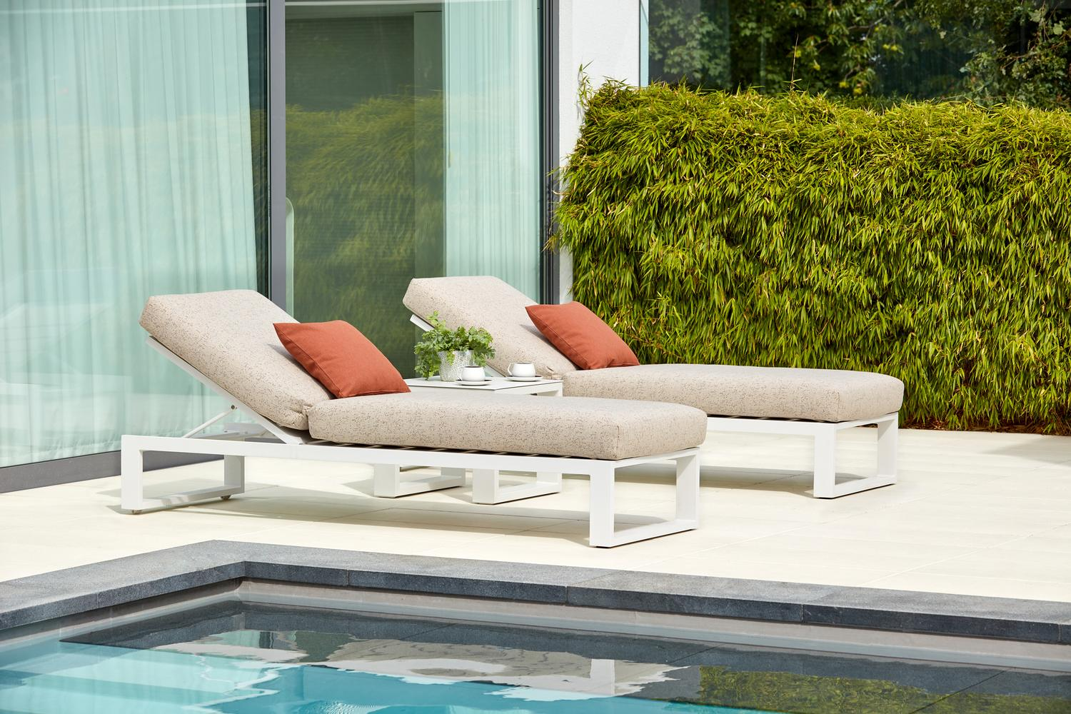 Verato verstelbaar ligbed in wit aluminium met savane nimbus all weather sunbrella® luxe kussen