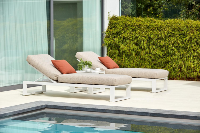 Verato verstelbaar ligbed in wit aluminium met marbella beige all weather cosytica kussen