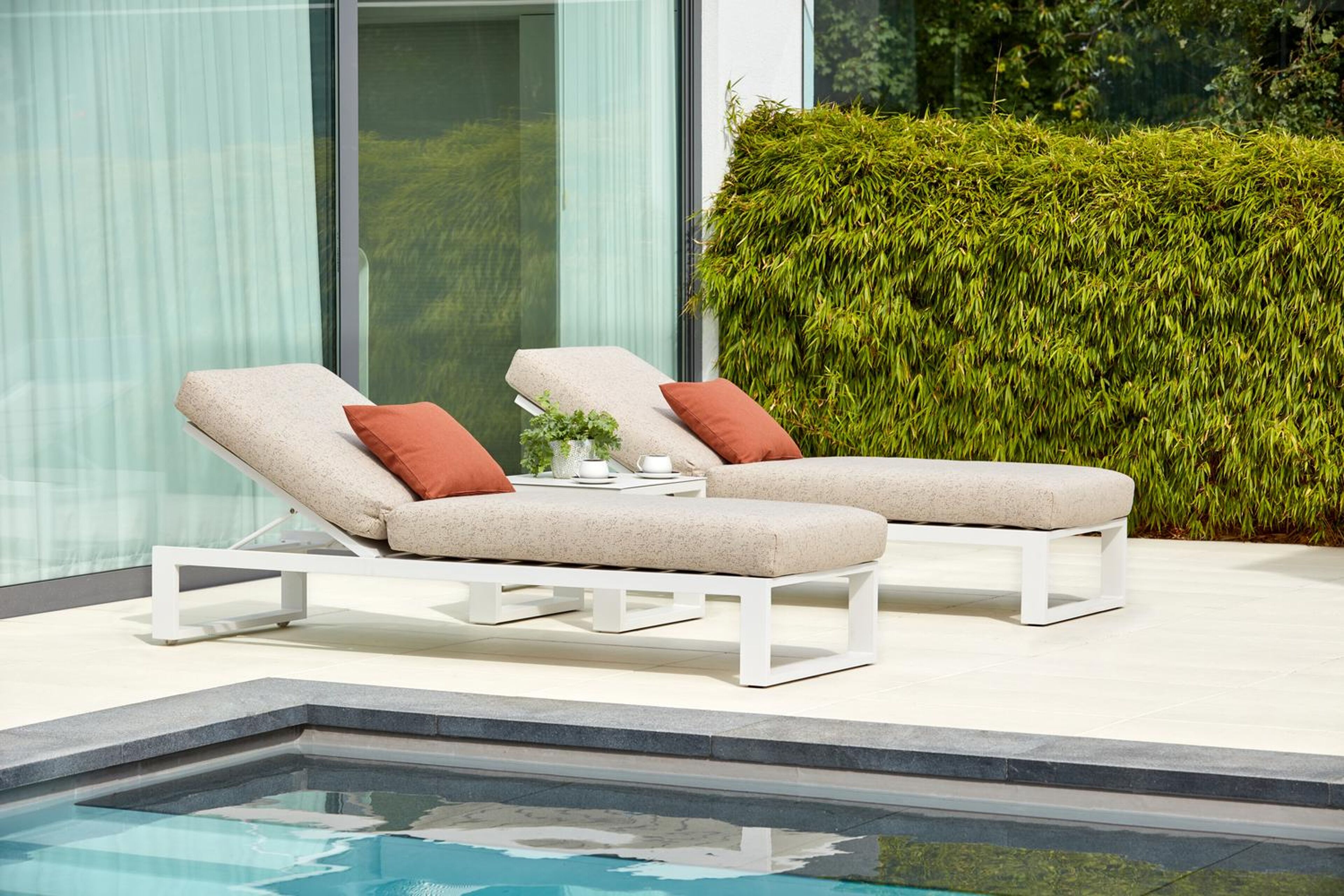 Verato verstelbaar ligbed in wit aluminium met firenze natural all weather Solica kussen